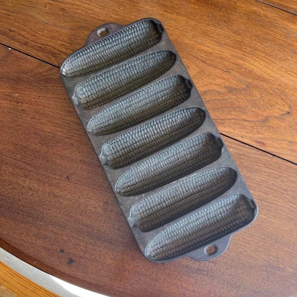 Antique Unmarked Lodge 7S Cornbread‎ Cast Iron Pan
